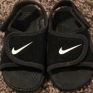 Infant Nike sandals 5c